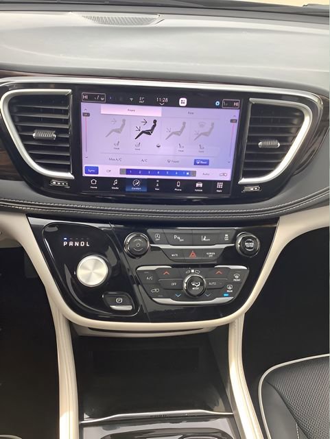 Certified 2024 Chrysler Pacifica Limited image 22