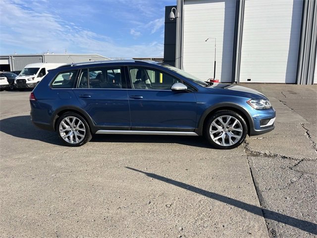 Used 2018 Volkswagen Golf Alltrack SEL image 2