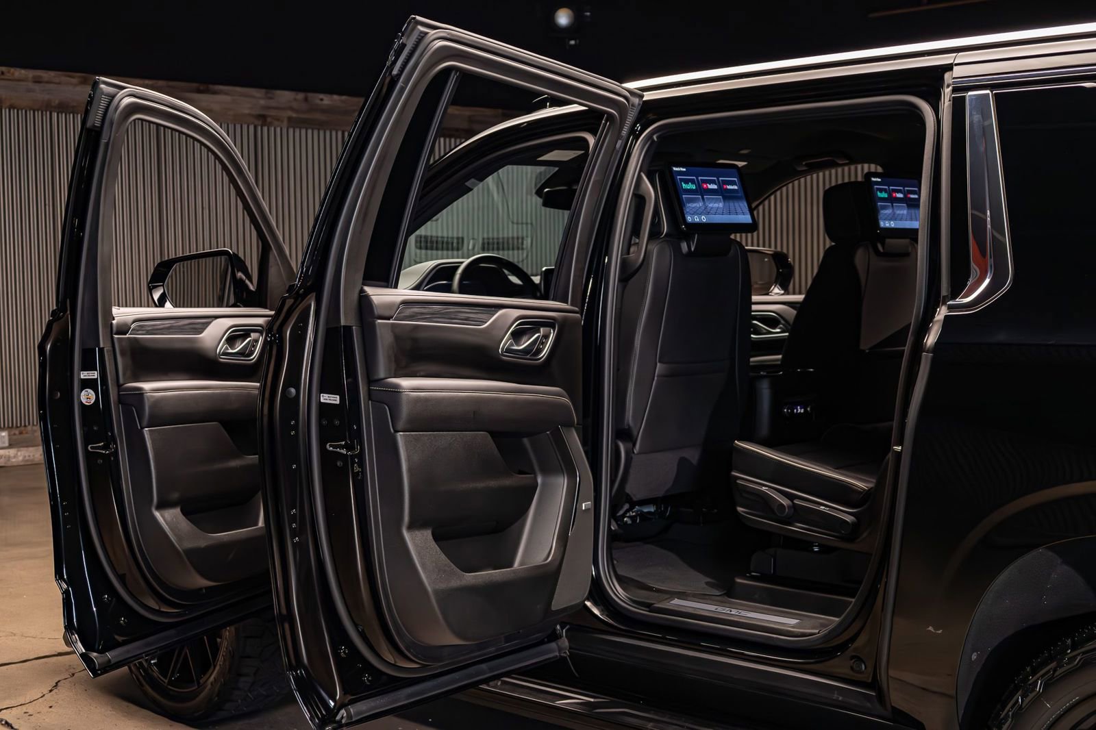 Used 2024 GMC Yukon XL SLT w/ SLT Luxury Package image 29