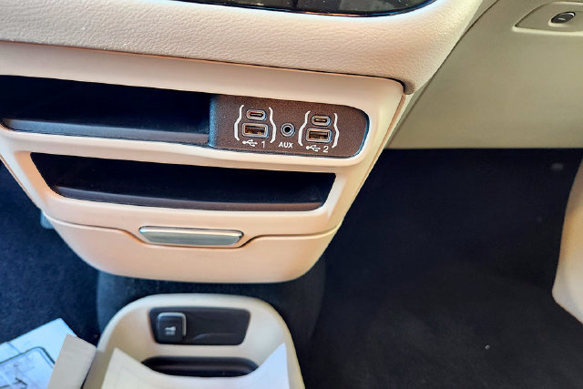 Used 2024 Chrysler Pacifica Touring-L FWD image 18