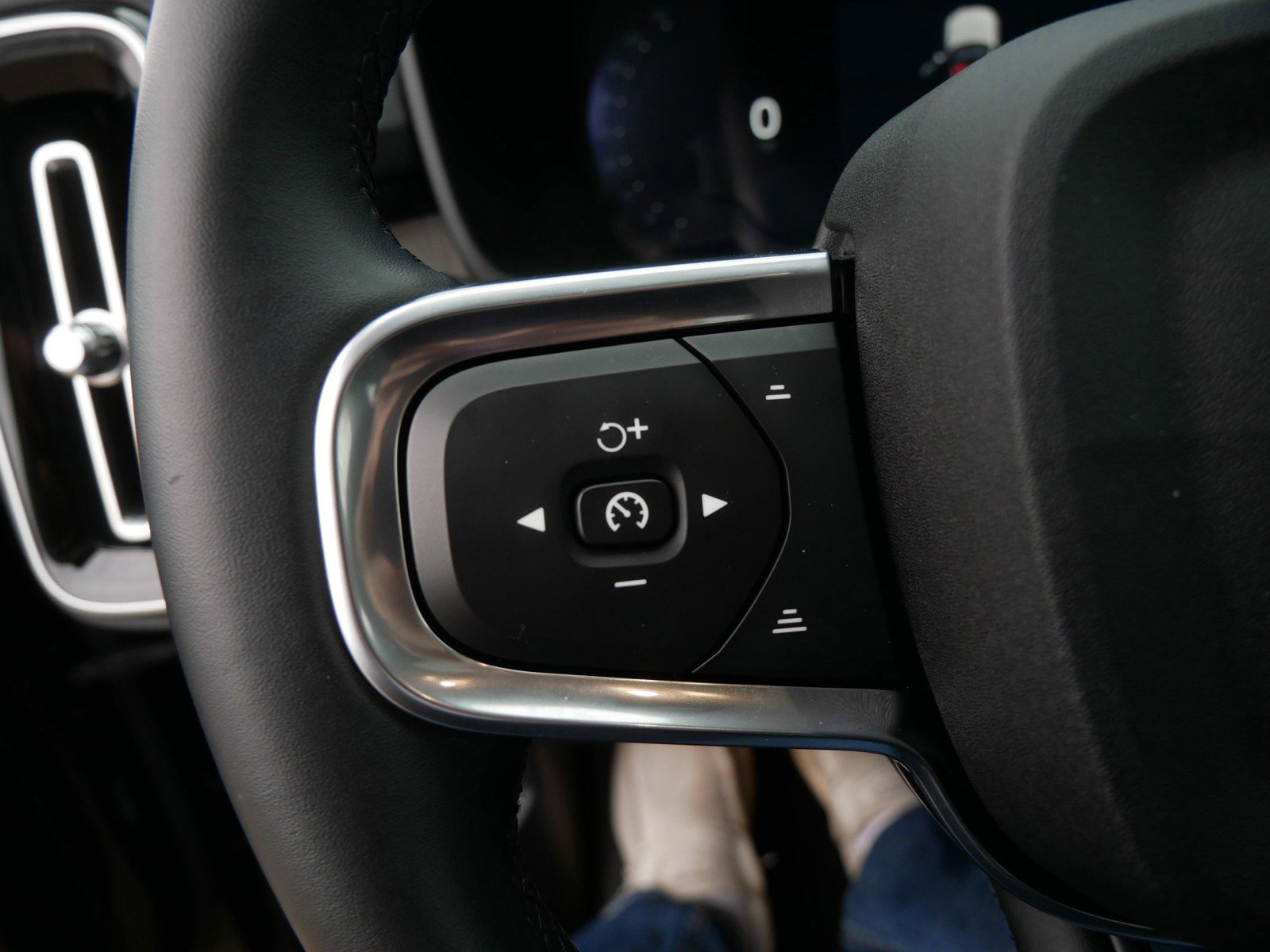 Certified 2025 Volvo XC40 B5 Plus image 28