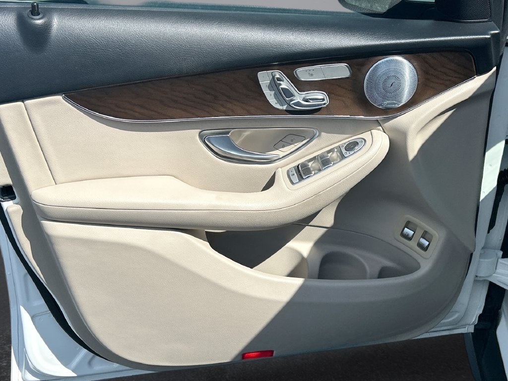 Used 2019 Mercedes-Benz GLC 350e 4MATIC image 16