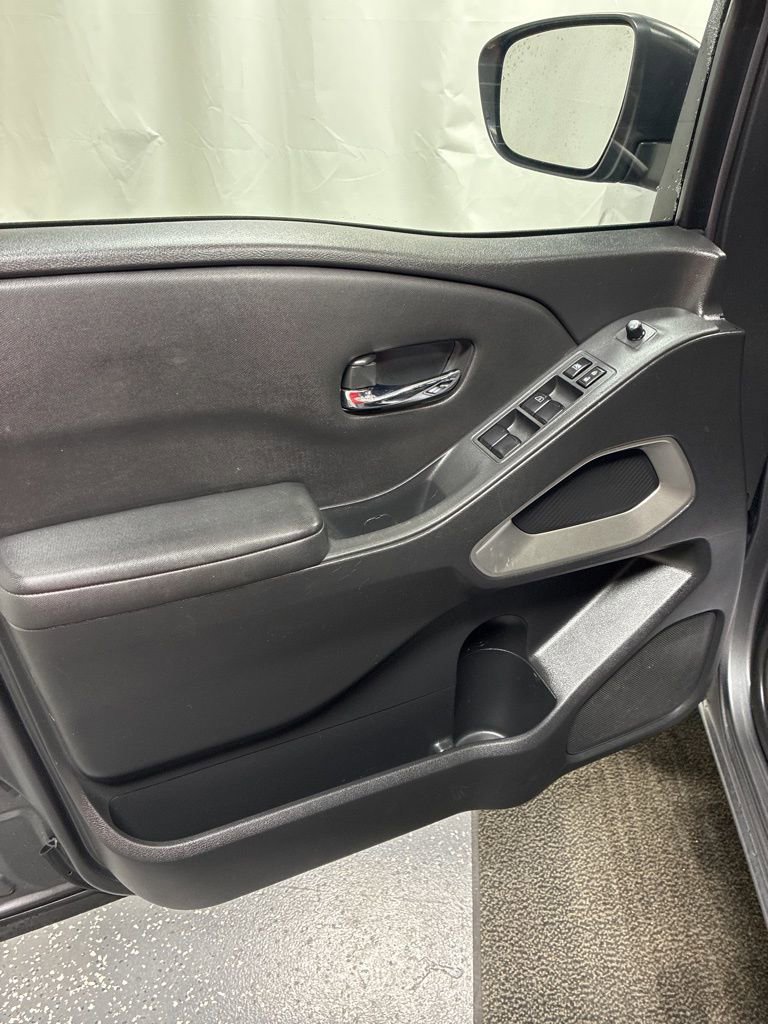 Used 2023 Nissan Frontier SV image 12