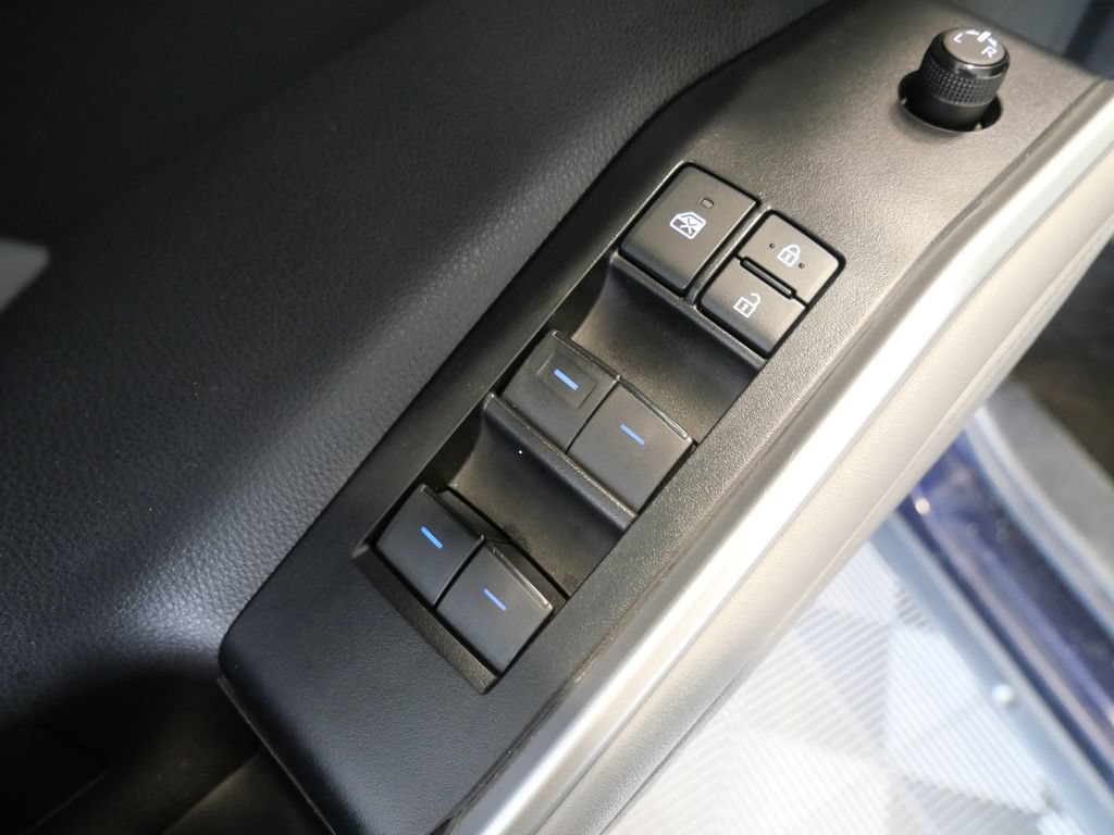 Used 2022 Toyota Highlander XLE AWD/4WD image 16