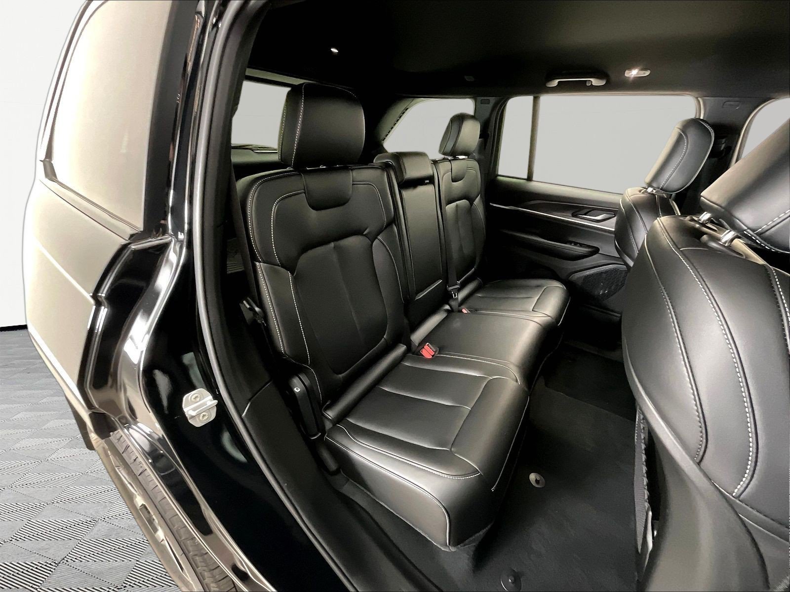 Used 2025 Jeep Grand Cherokee Limited AWD/4WD image 25