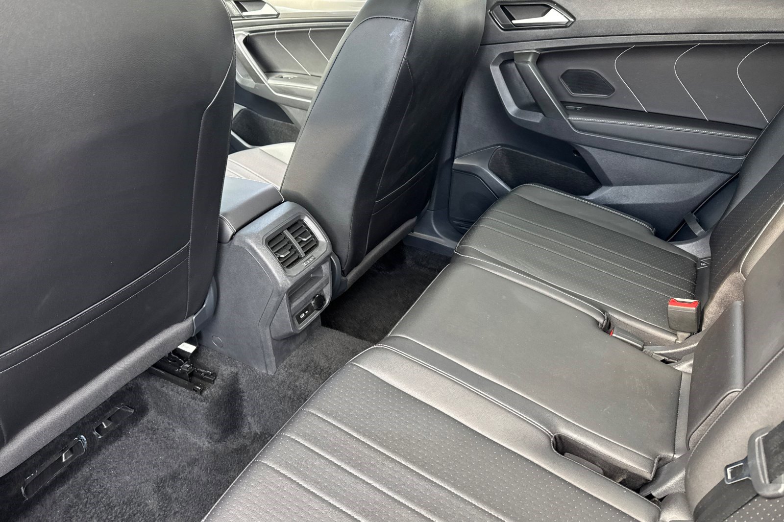 Used 2024 Volkswagen Tiguan SE image 27