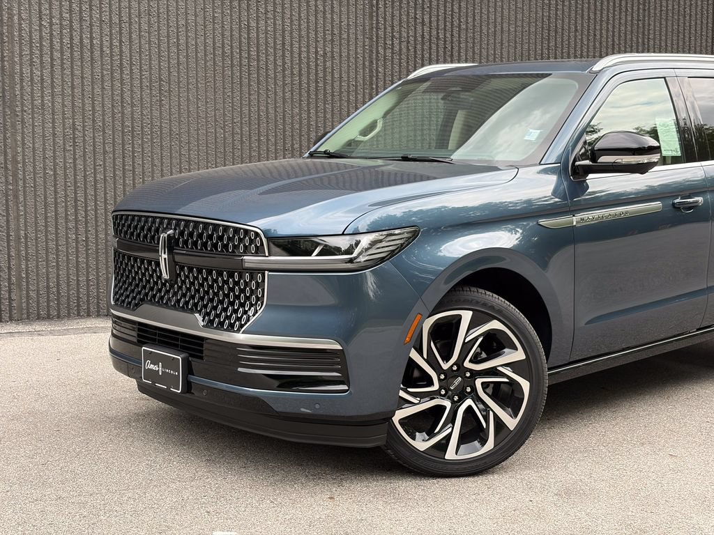 New 2027 Lincoln Navigator Reserve AWD/4WD image 2