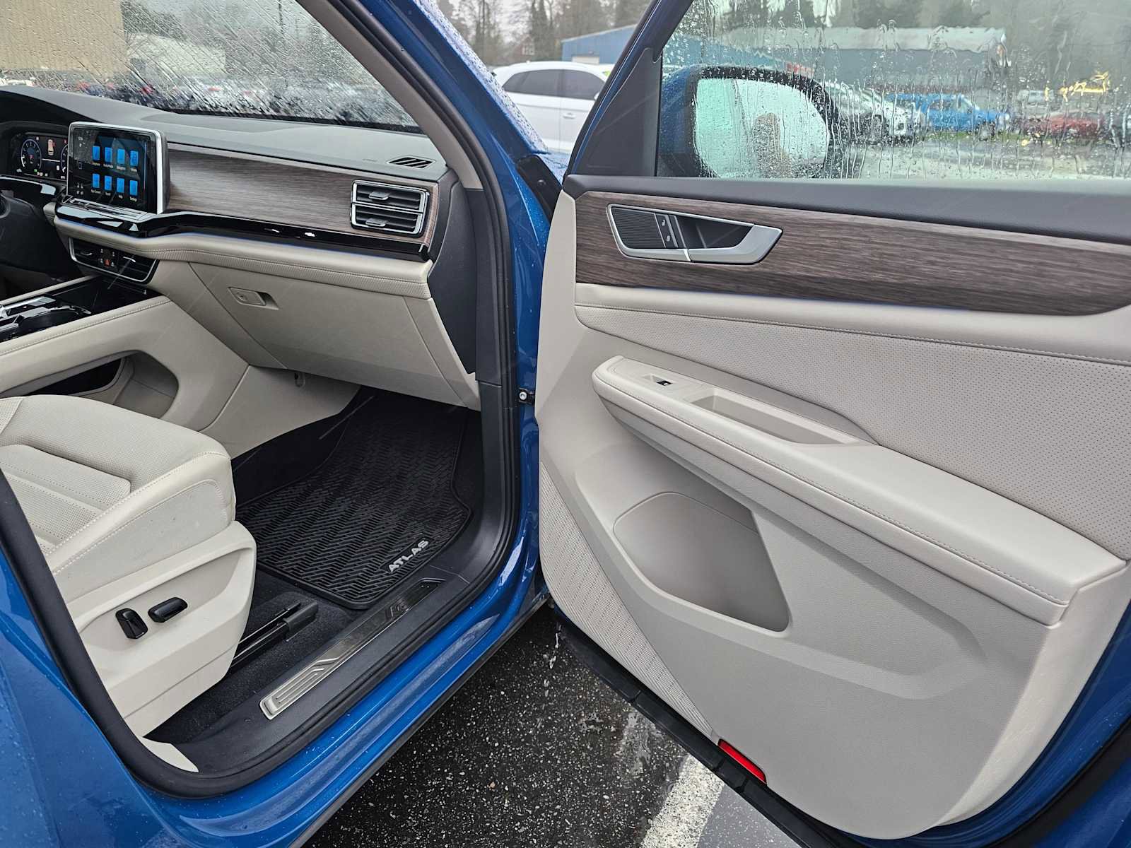 Used 2025 Volkswagen Atlas SEL image 10