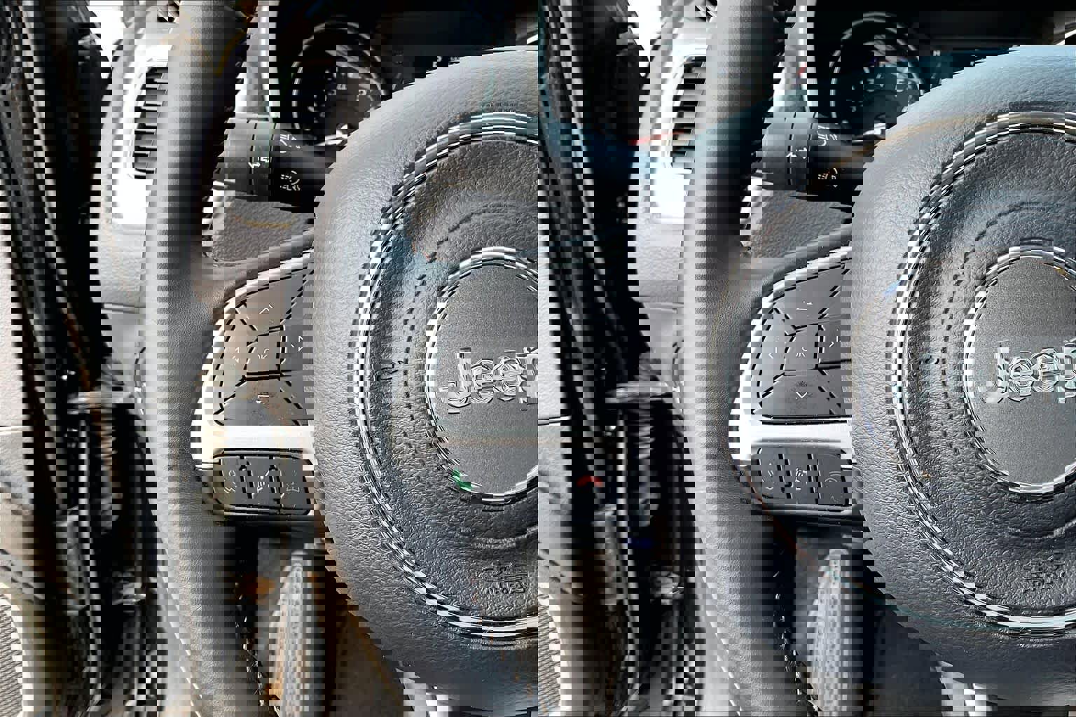 Used 2018 Jeep Compass Latitude FWD image 24