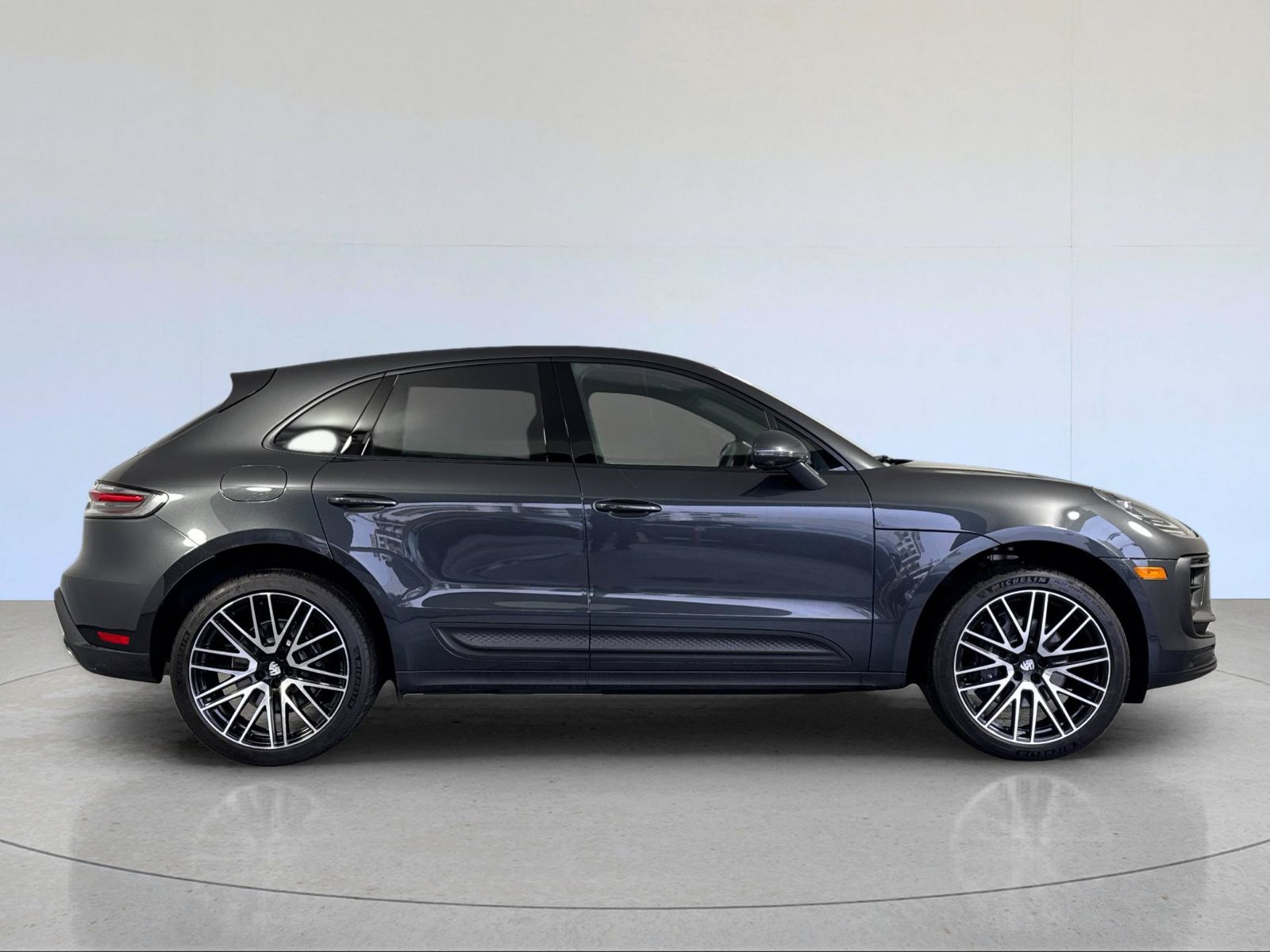 Certified 2025 Porsche Macan AWD/4WD image 9