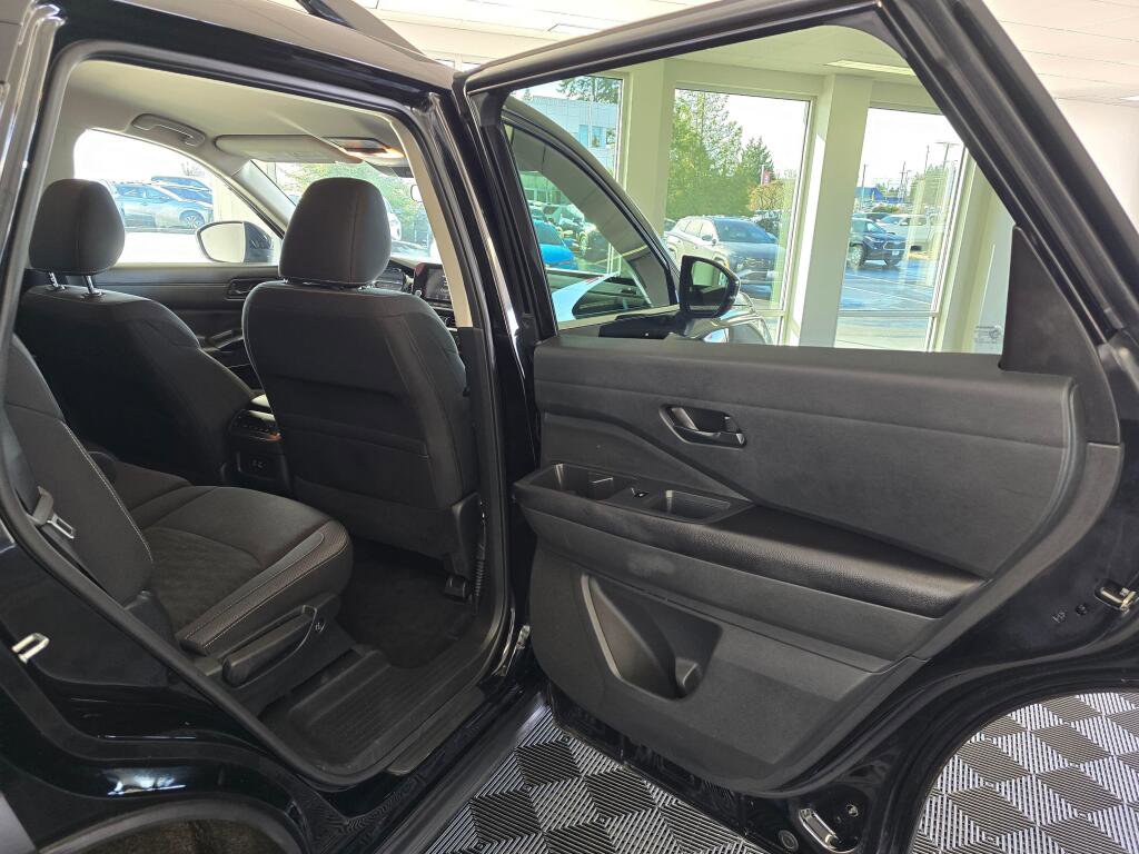 Used 2025 Nissan Pathfinder SV image 39