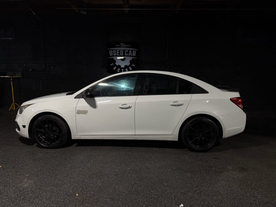 Used 2016 Chevrolet Cruze L FWD image 2