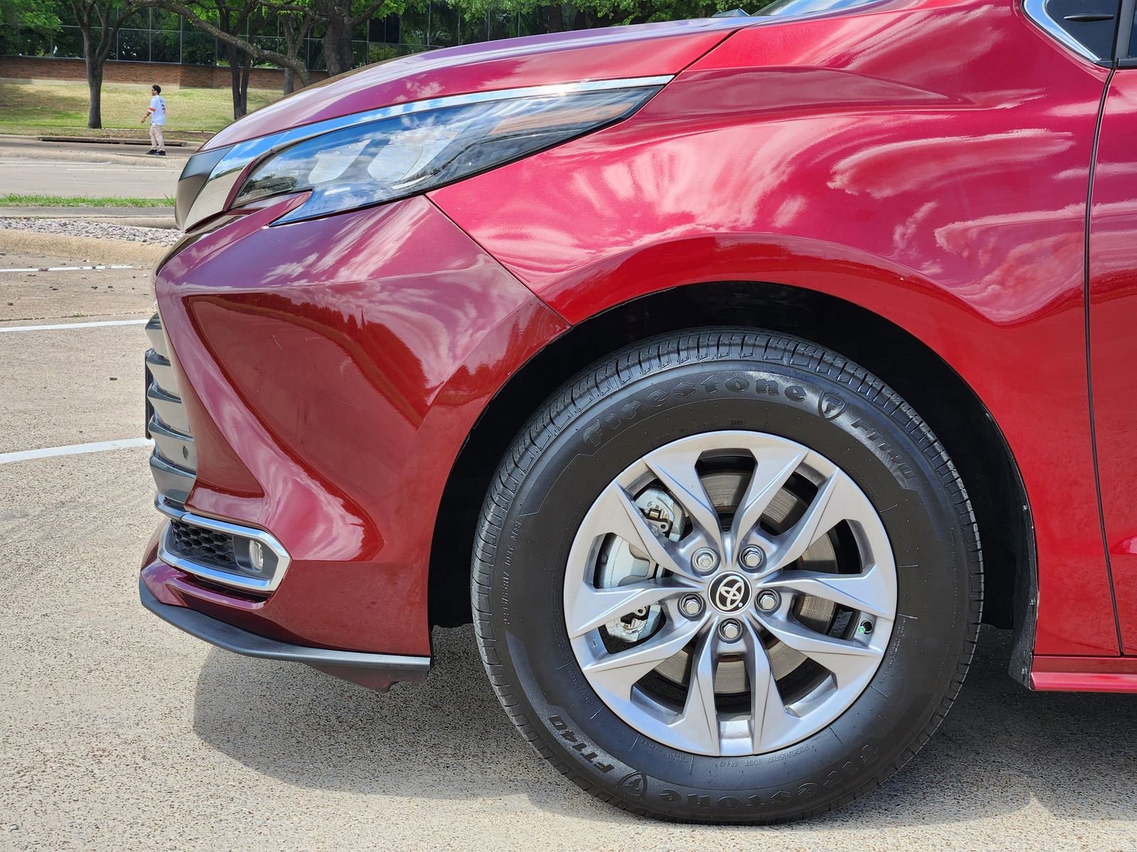 Used 2025 Toyota Sienna XLE image 8