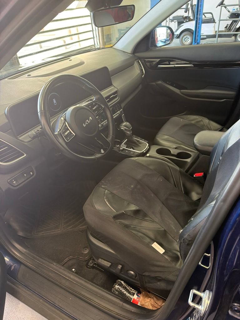 Used 2024 Kia Seltos EX AWD/4WD image 2
