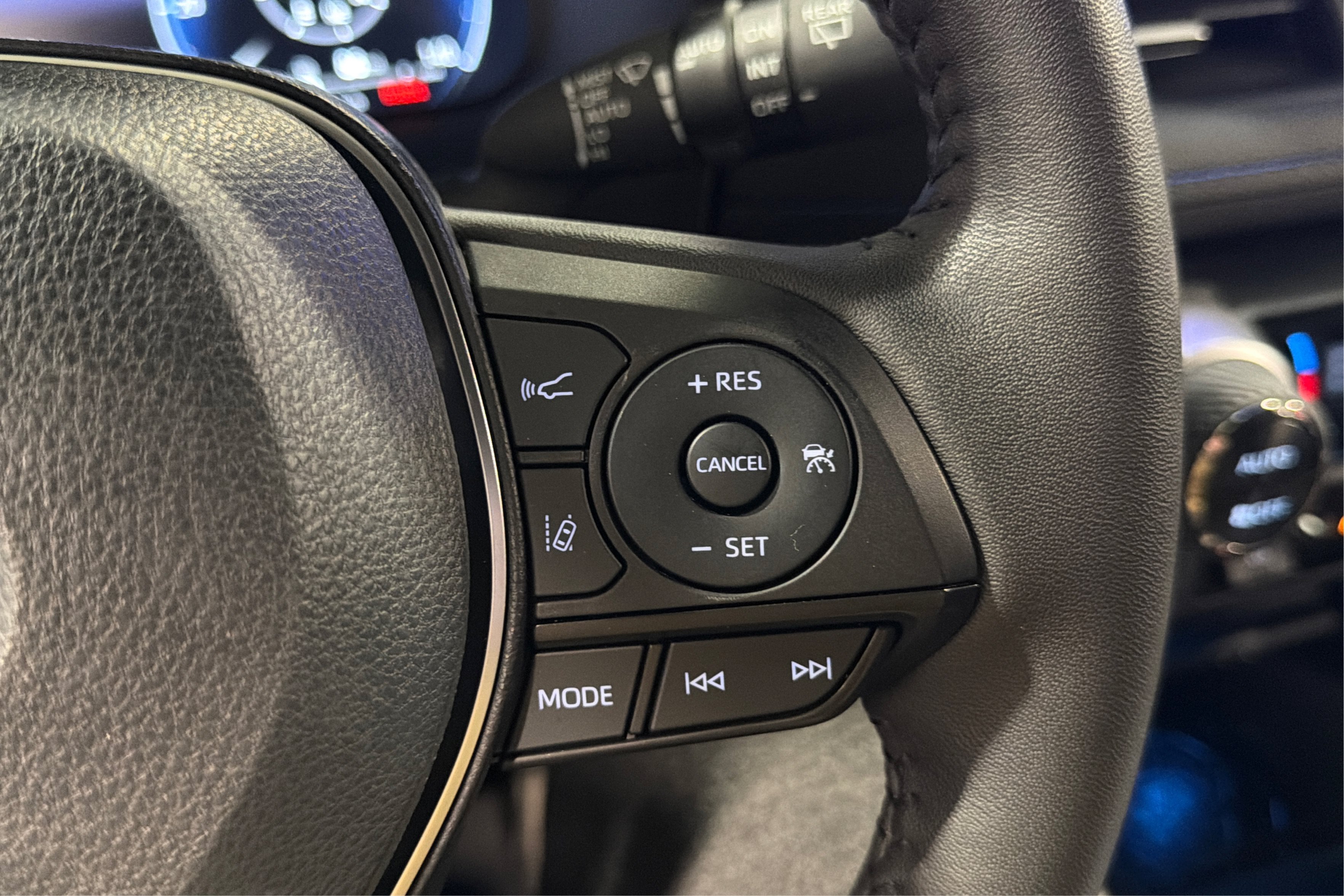 Used 2025 Toyota RAV4 XSE w/ Advanced Technology Package AWD/4WD image 25