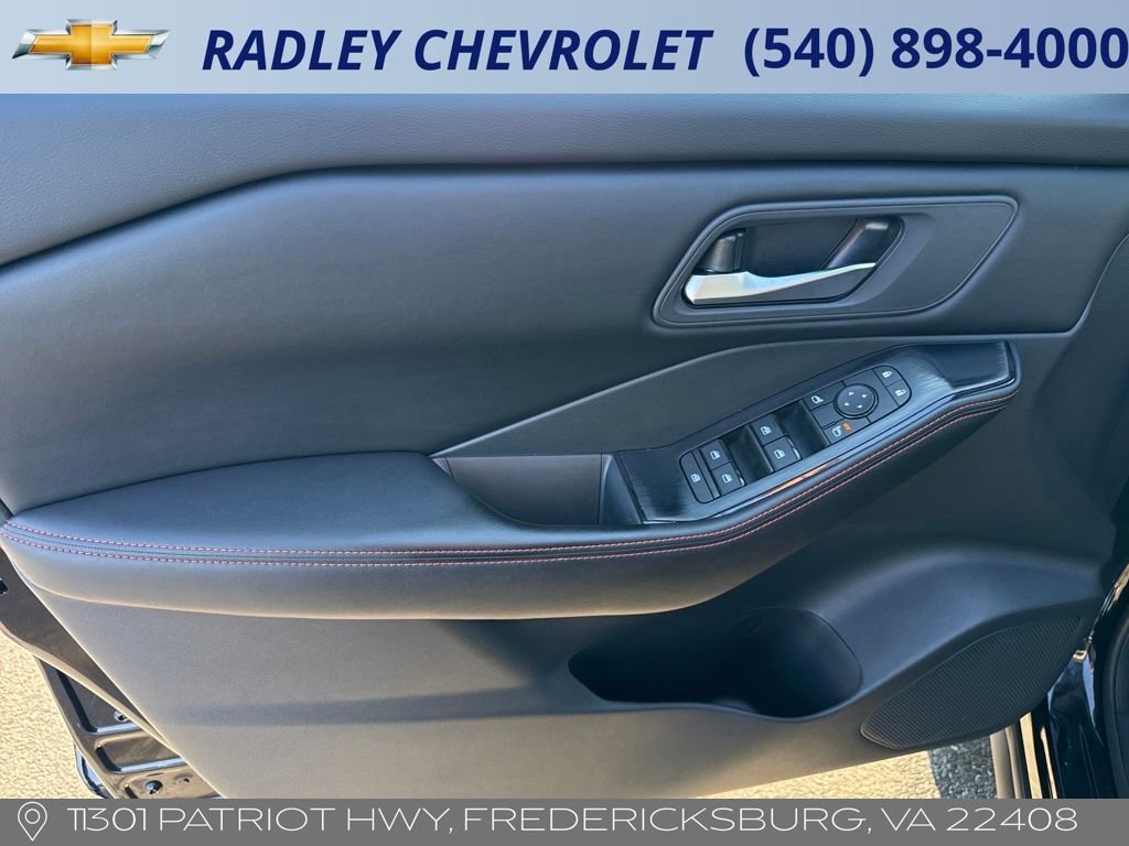 Used 2025 Nissan Rogue SV image 5