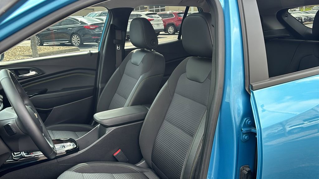 Used 2025 Chevrolet Trax LT w/ Sunroof Package image 10