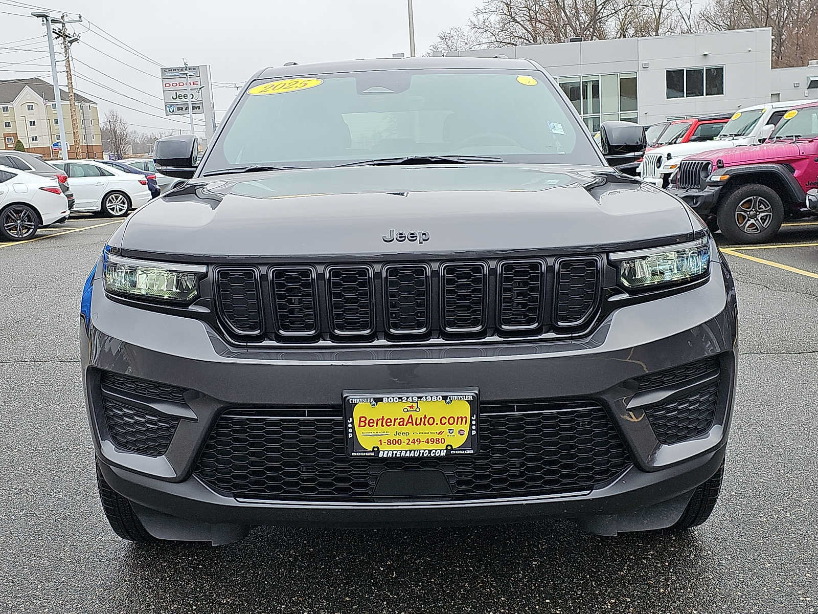 Used 2025 Jeep Grand Cherokee Altitude AWD/4WD image 2