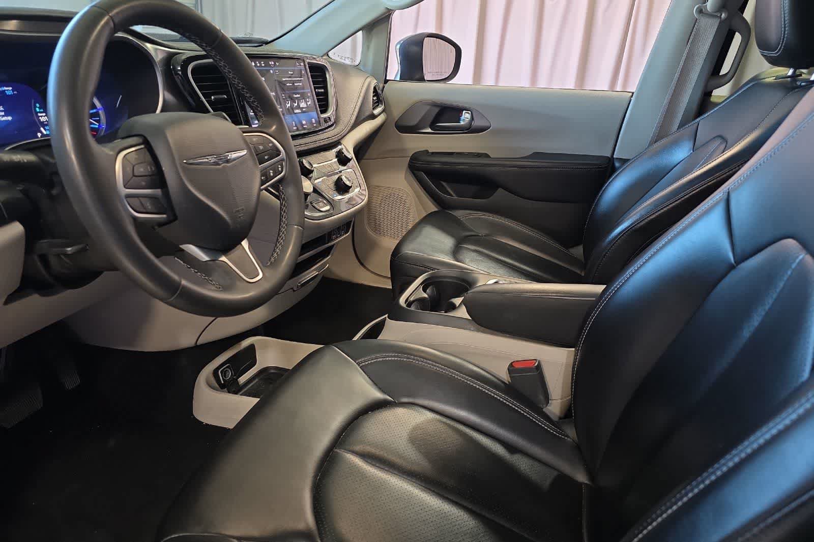 Used 2023 Chrysler Pacifica Touring-L FWD image 14