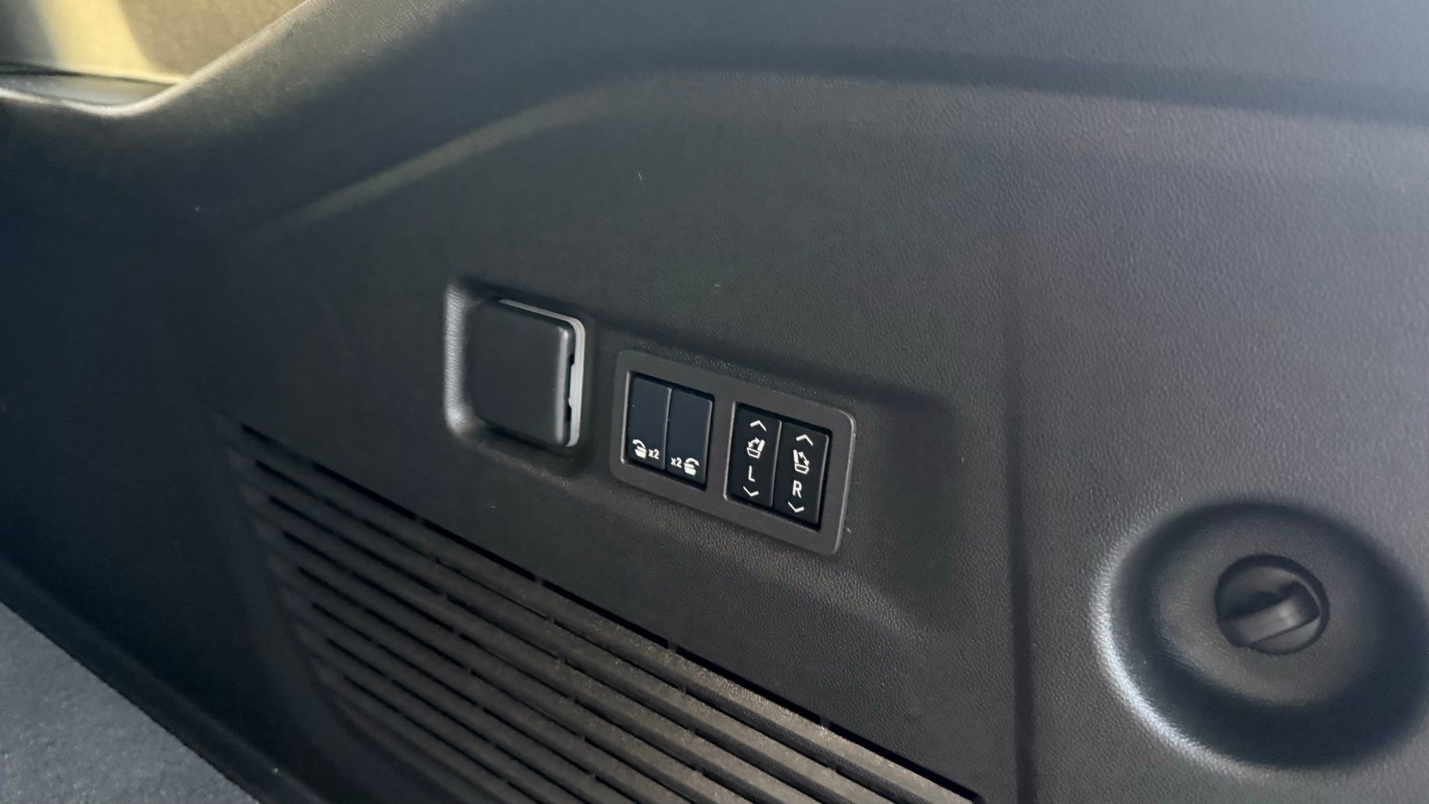 Used 2024 GMC Yukon XL Denali w/ Advanced Technology Package image 32