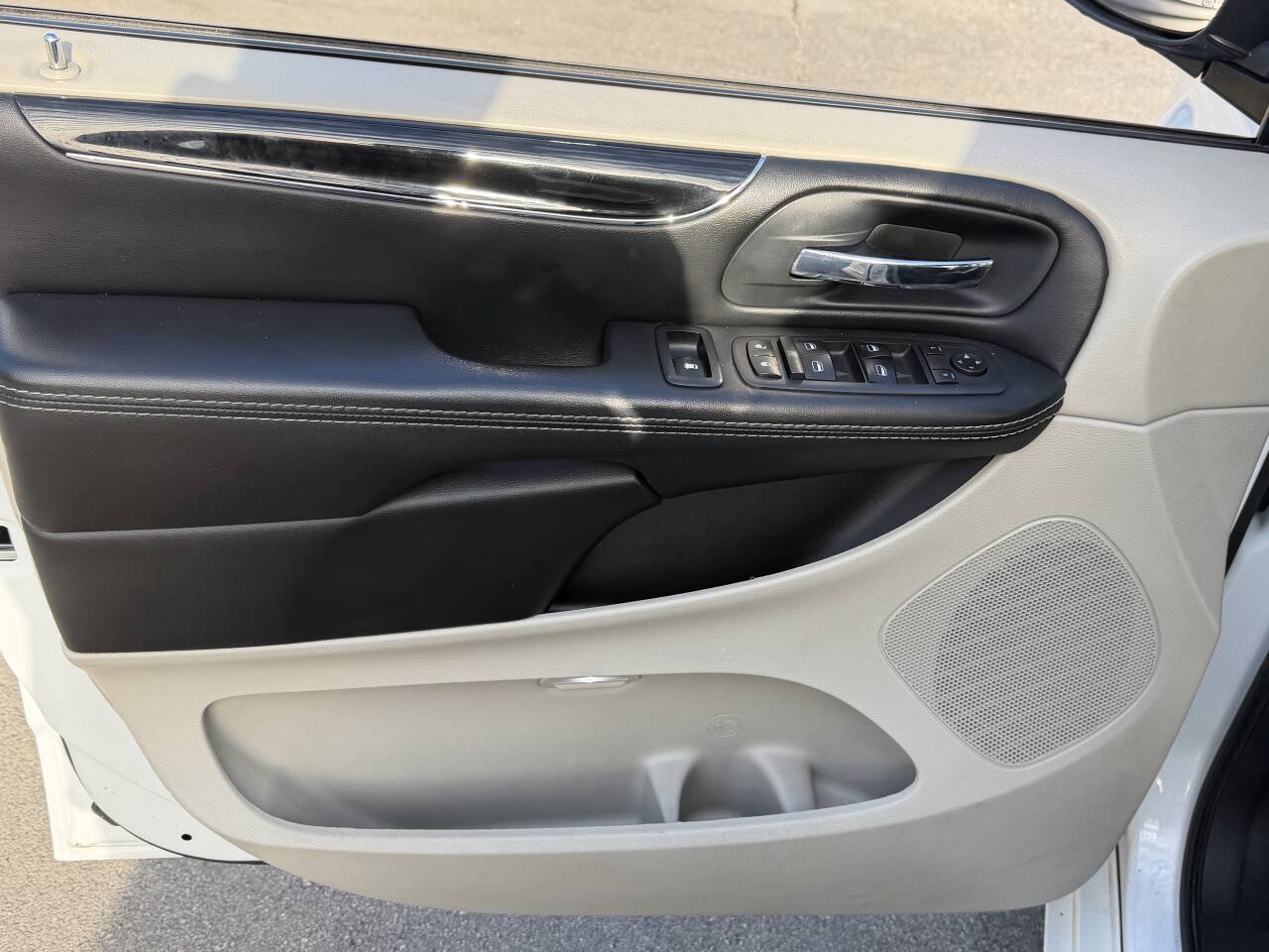 Used 2017 Dodge Grand Caravan SXT w/ Rear Park Assist Package FWD image 7