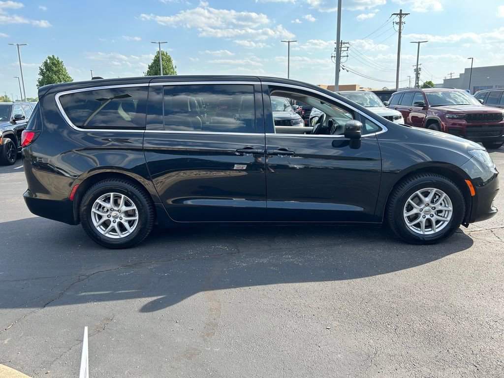 Used 2023 Chrysler Voyager LX FWD image 8