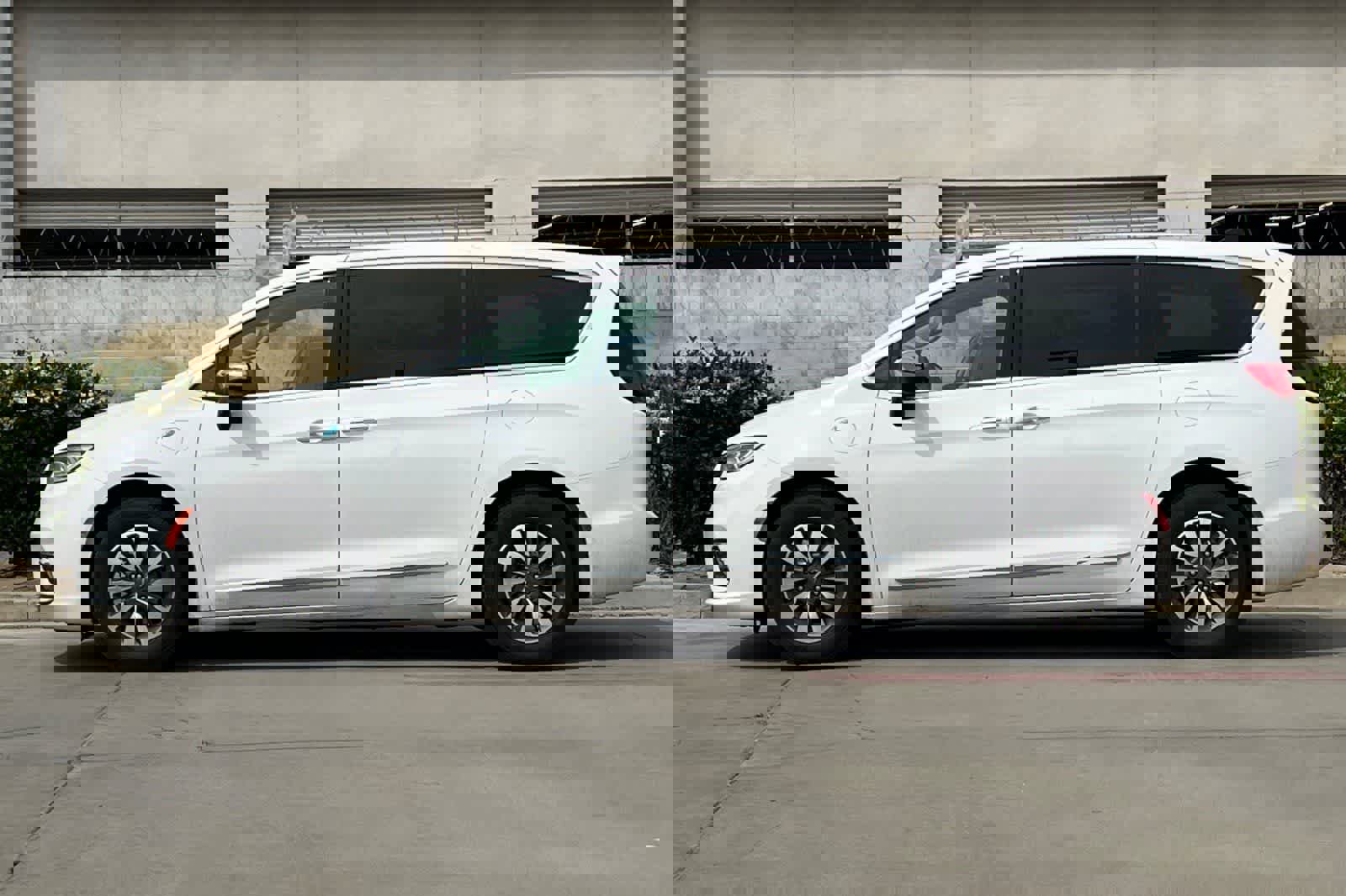 Used 2023 Chrysler Pacifica Limited image 6