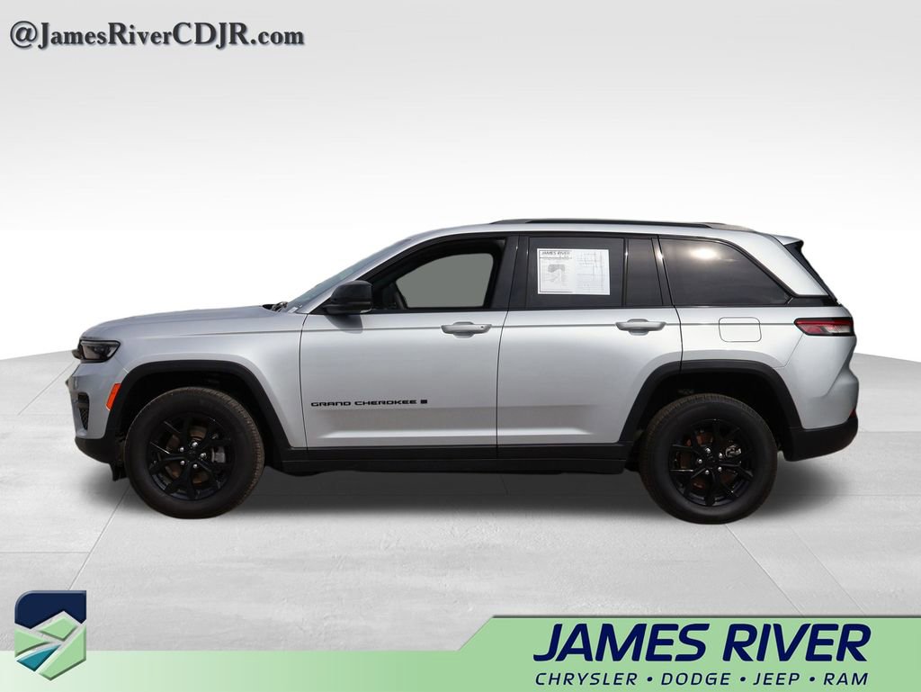 Used 2025 Jeep Grand Cherokee Altitude AWD/4WD image 2