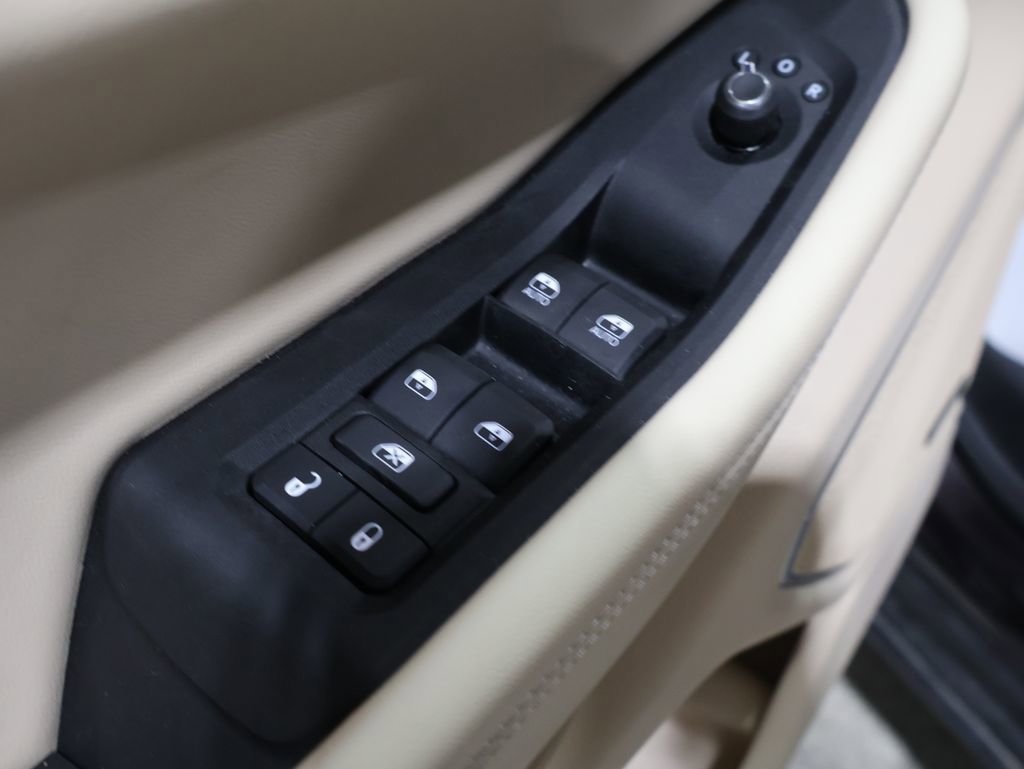 Used 2023 Jeep Grand Cherokee L Limited w/ Luxury Tech Group II image 15