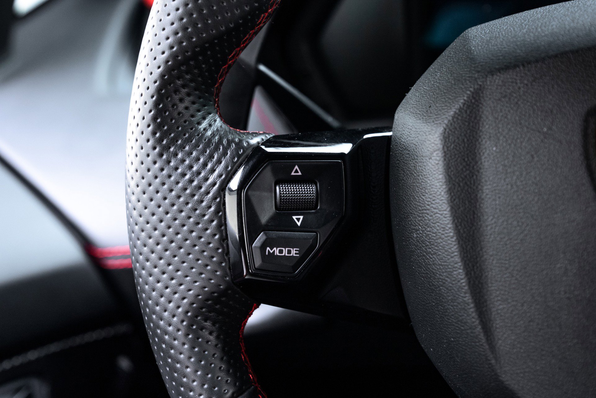 Used 2017 Lamborghini Aventador S image 38