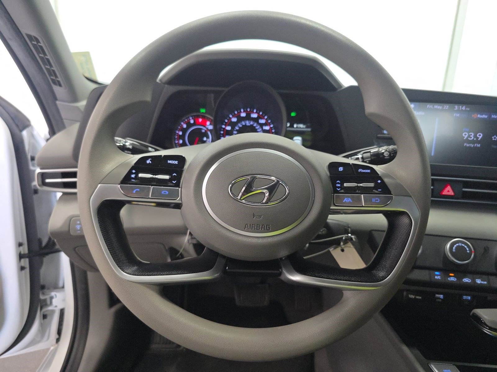 Used 2022 Hyundai Elantra SE FWD image 11