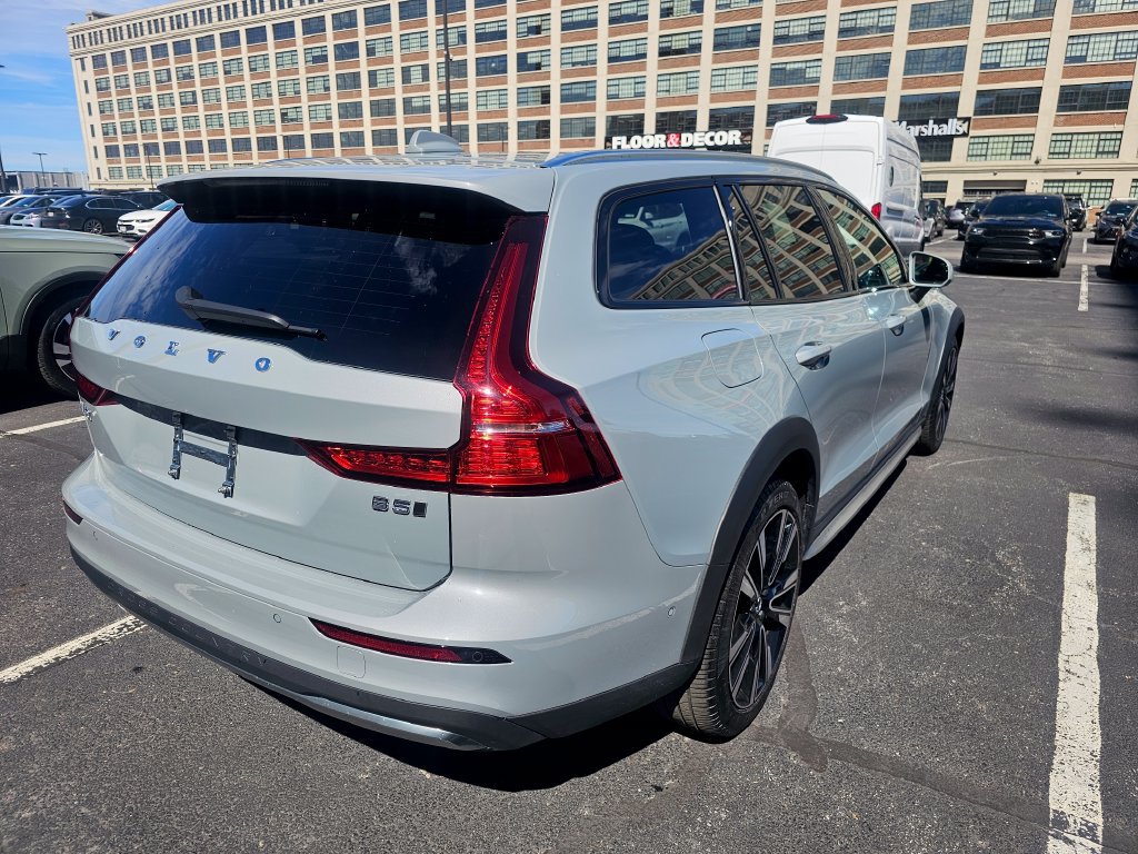 Certified 2025 Volvo V60 B5 Cross Country Ultra AWD/4WD image 29