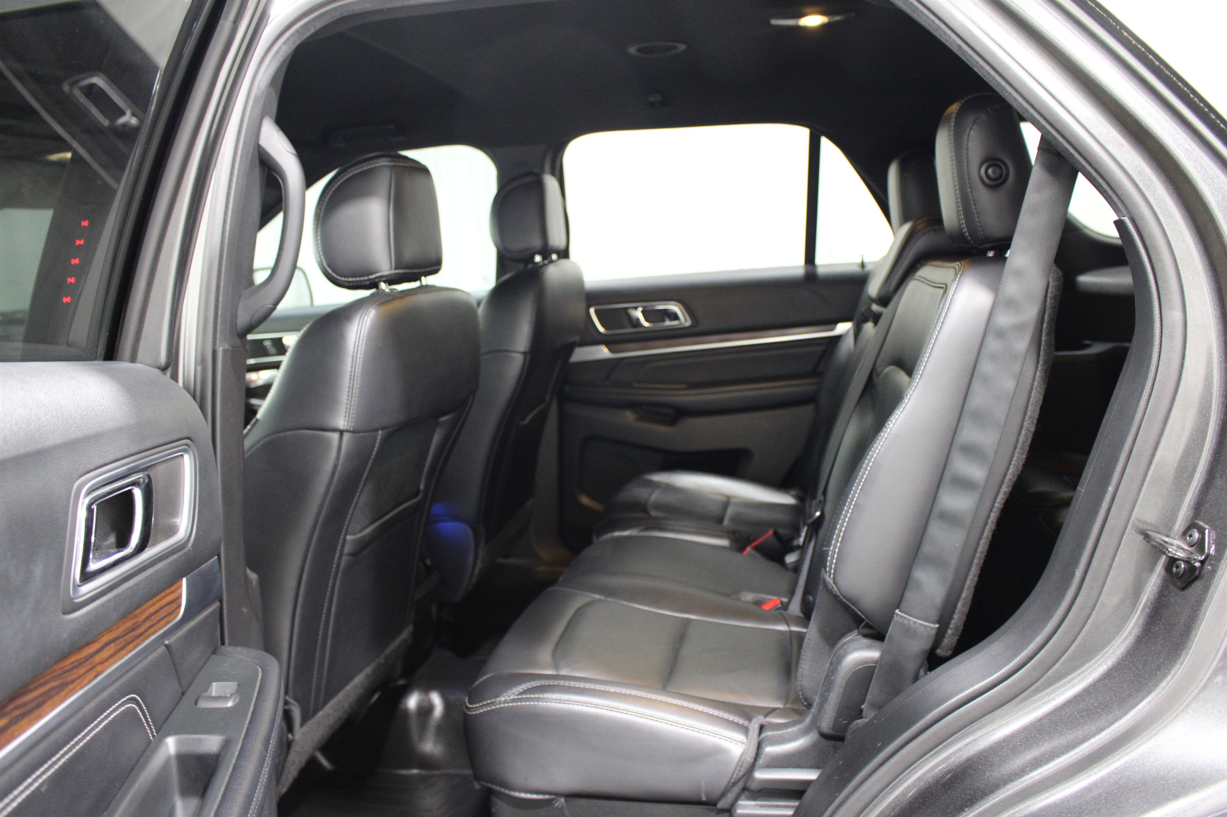 Used 2017 Ford Explorer Limited w/ Equipment Group 301A FWD image 21