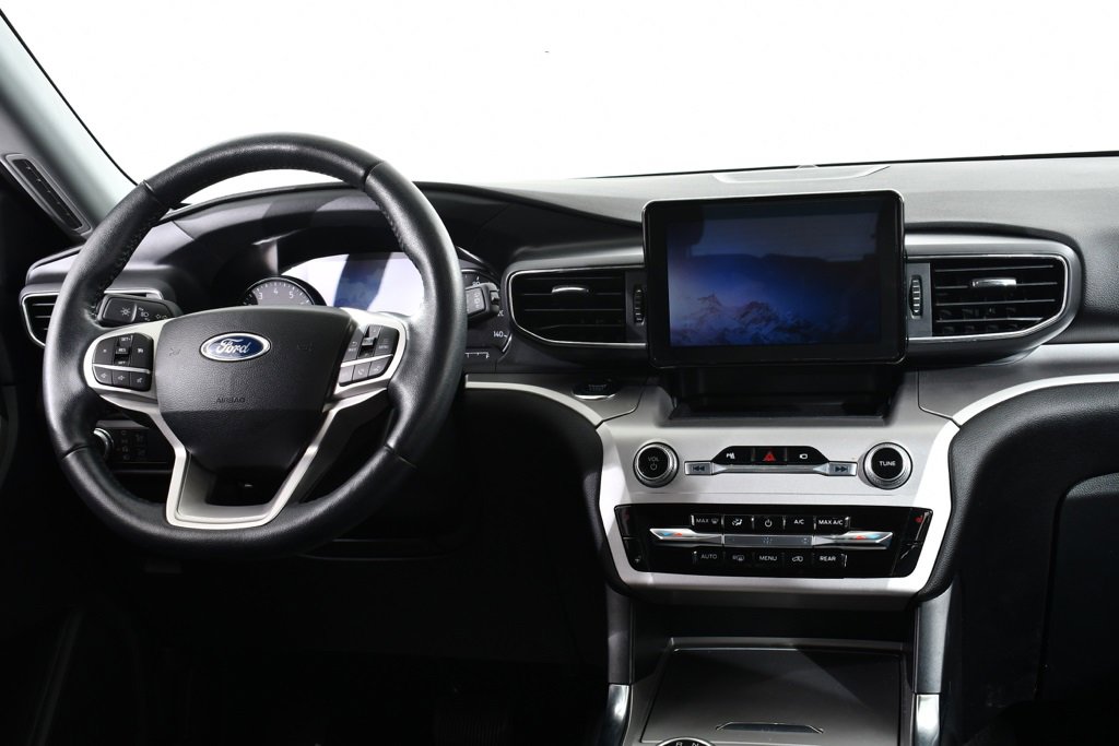 Used 2022 Ford Explorer XLT w/ Equipment Group 202A image 8