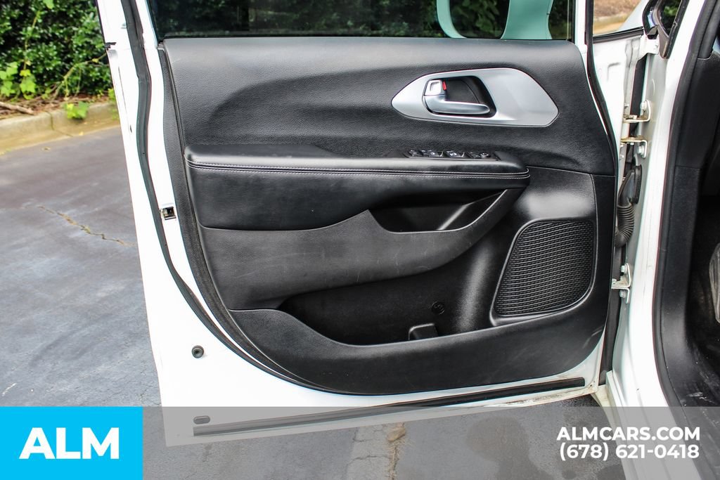 Used 2019 Chrysler Pacifica Touring Plus w/ S Appearance Package FWD image 38