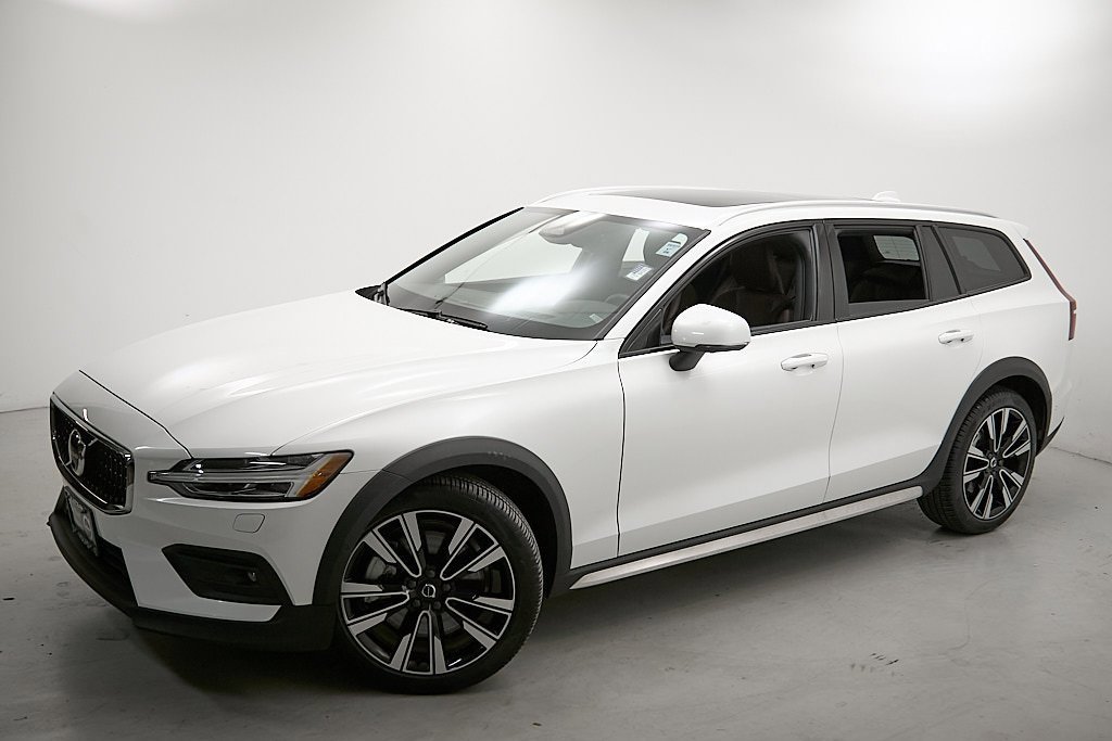 Certified 2024 Volvo V60 B5 Cross Country Ultimate image 3