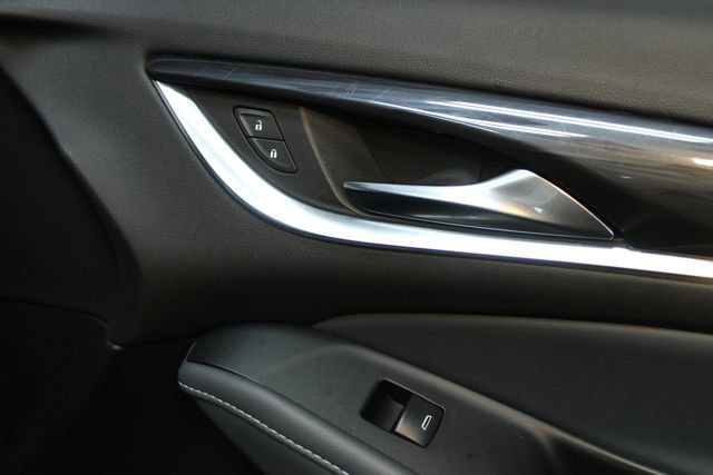 Used 2021 Buick Enclave Essence image 9