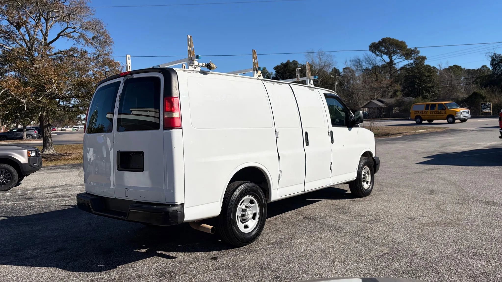 Used 2011 Chevrolet Express 2500 image 6