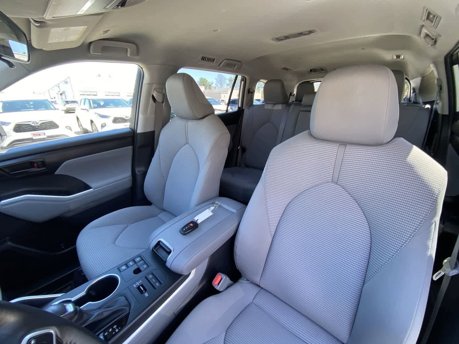 Used 2023 Toyota Highlander LE AWD/4WD image 45