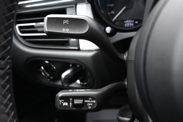Used 2026 Porsche Macan AWD/4WD image 38