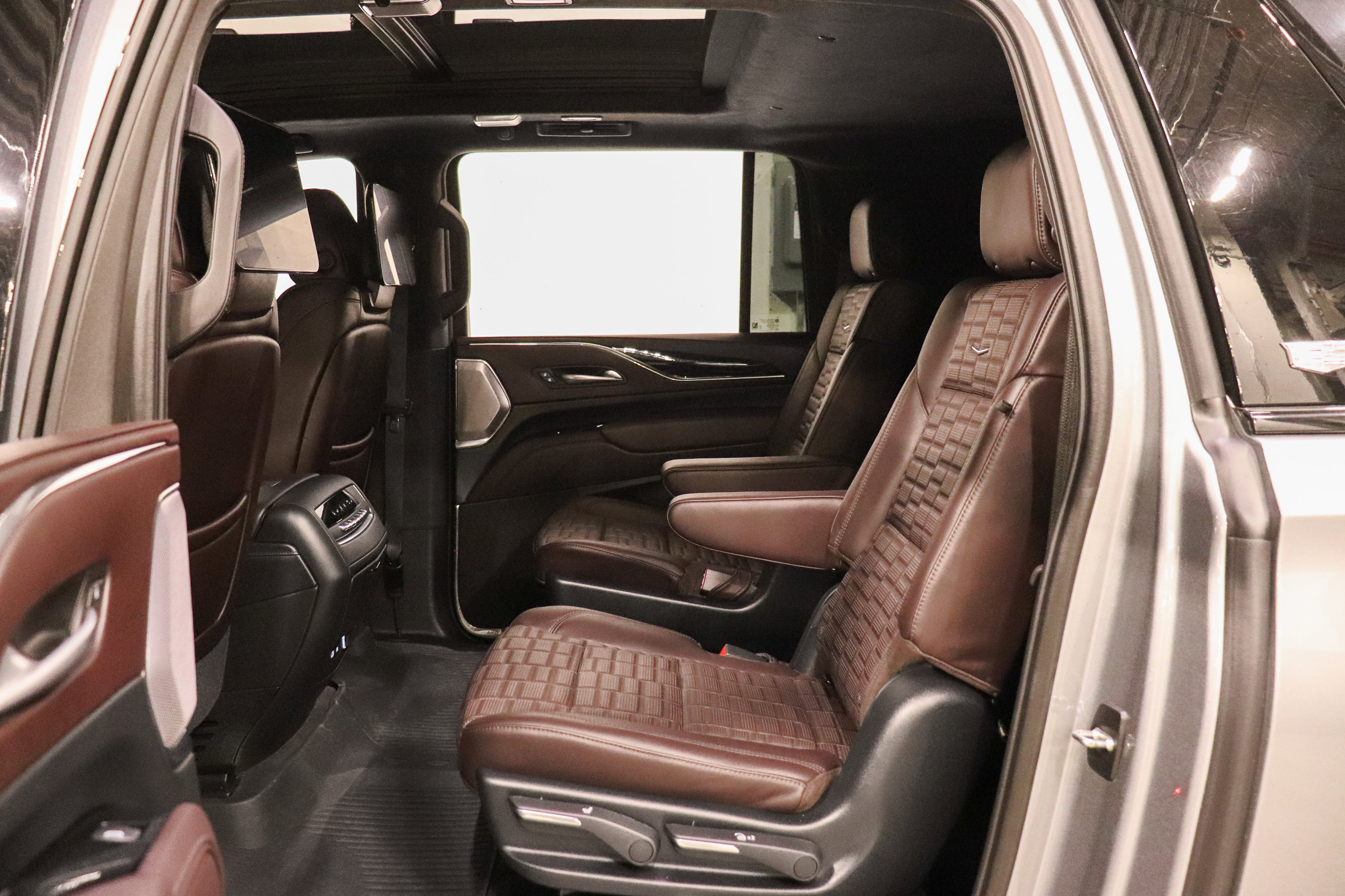 Used 2024 Cadillac Escalade ESV V w/ LPO, ONYX Package image 18