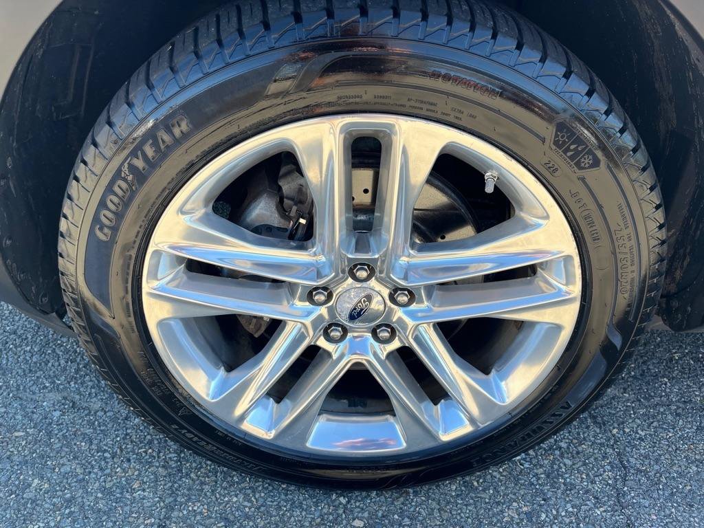 Used 2017 Ford Explorer XLT w/ Equipment Group 202A AWD/4WD image 6
