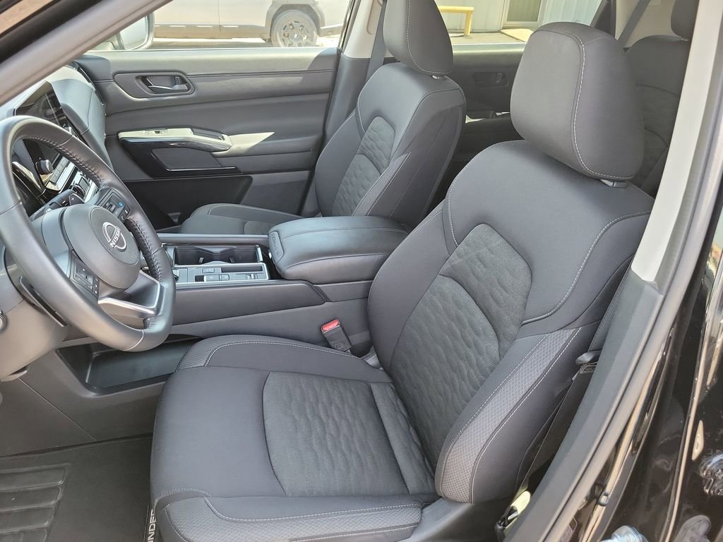 Used 2025 Nissan Pathfinder SV FWD image 16