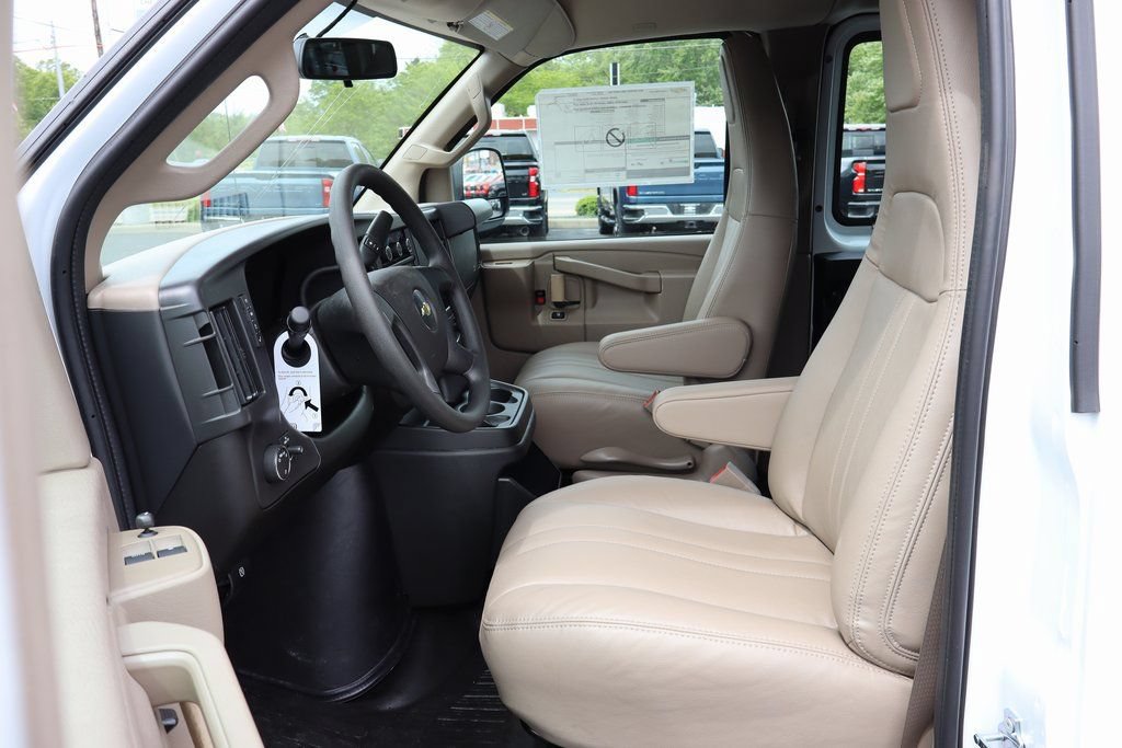 New 2025 Chevrolet Express 3500 w/ Chrome Appearance Package RWD image 3