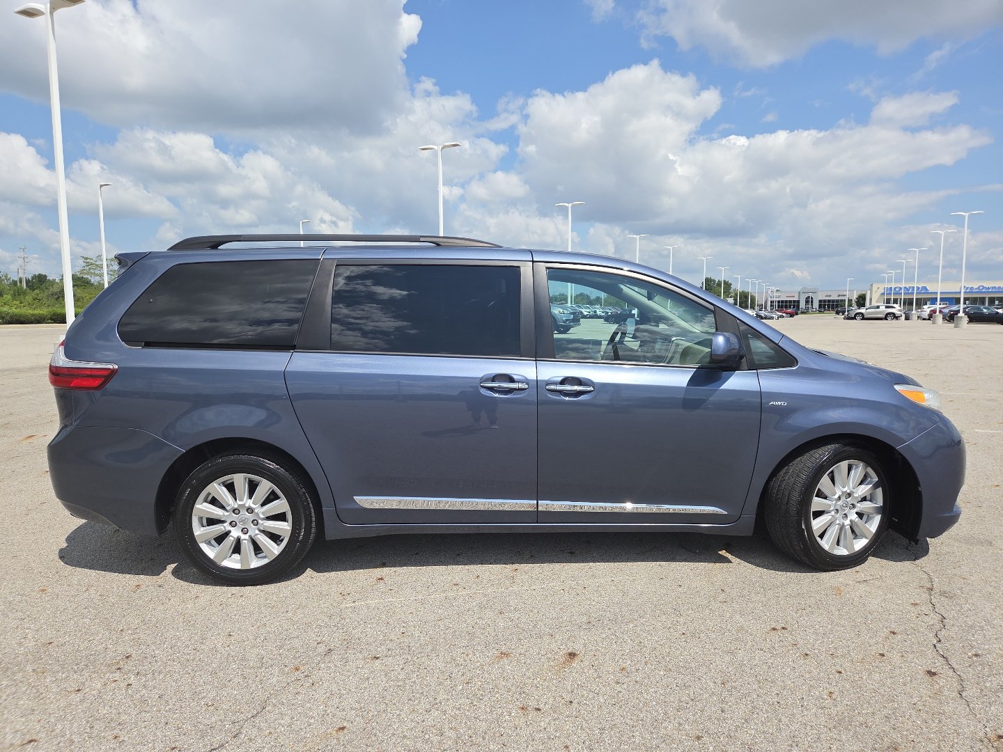 Used 2017 Toyota Sienna XLE Premium AWD/4WD image 19