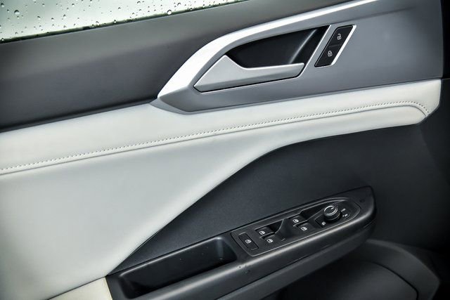 Certified 2025 Volkswagen Taos SE w/ Panoramic Sunroof Package AWD/4WD image 5