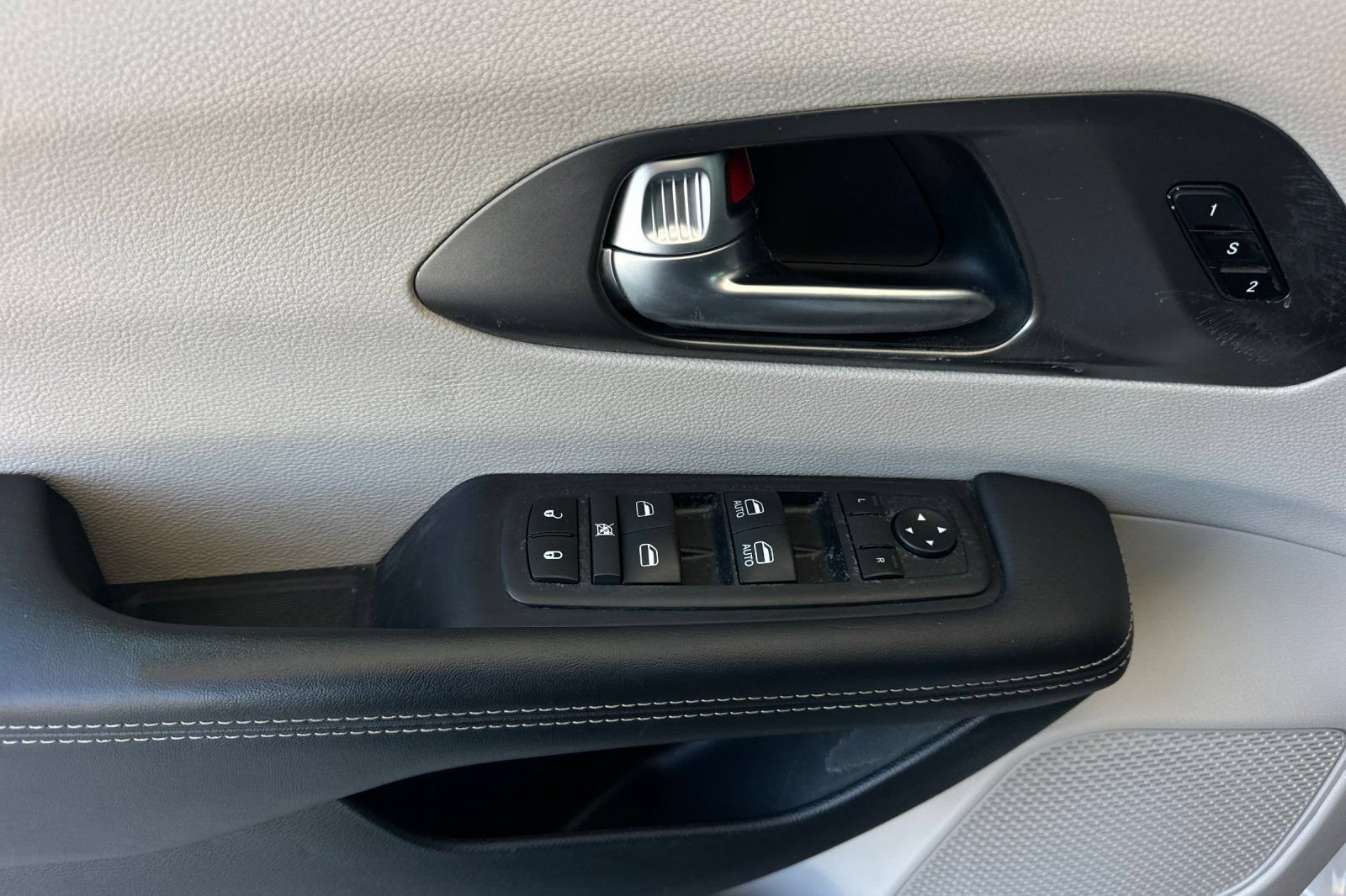 Used 2024 Chrysler Pacifica Touring-L FWD image 10