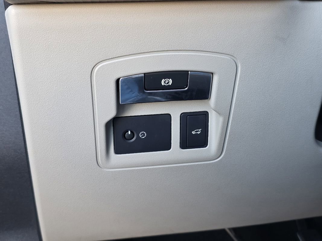 Used 2018 Land Rover Range Rover Velar R-Dynamic SE image 17