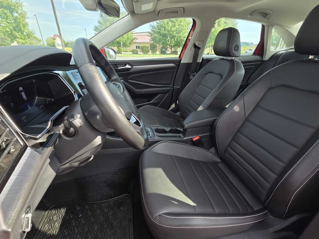 Used 2024 Volkswagen Jetta SE FWD image 10