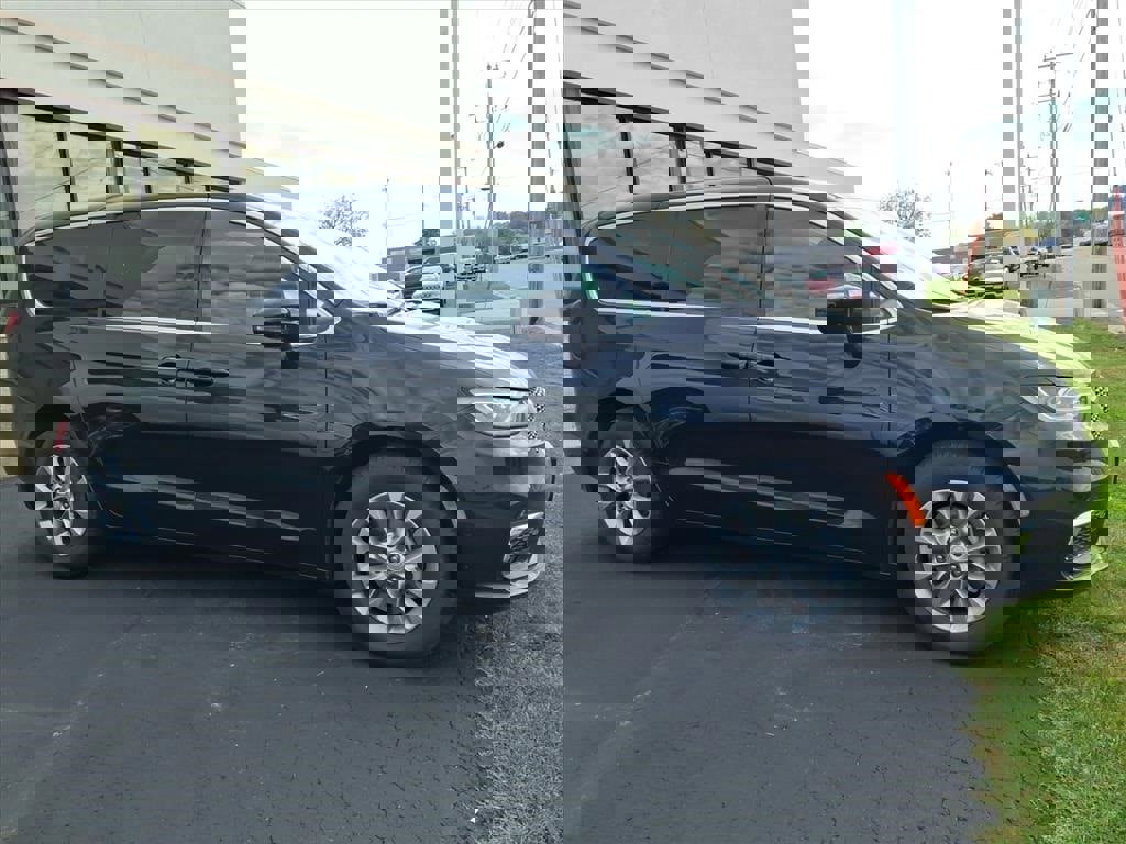 New 2026 Chrysler Pacifica Select image 2